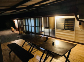 広い畳間と外には広いウッドデッキCondominium和風邸Yanbaru